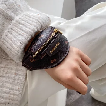 Net celebrity mini bag female 2020 popular new trendy Korean version of the French small crowdsourcing fashion wrist bag clutch
Net celebrity mini bag female 2020 popular new trendy Korean version of the French small crowdsourcing fashion wrist bag clutch