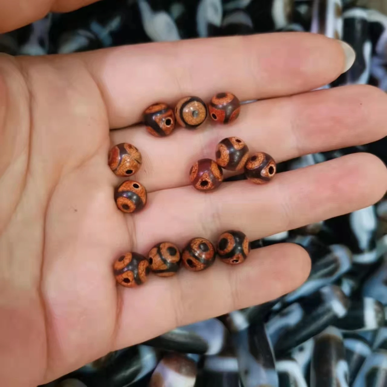 5pcs/lot natural Tibetan old dzi bead weathered patina red dragon pattern agate round diy design necklace bracelet jewelry taki
5pcs/lot natural Tibetan old dzi bead weathered patina red dragon pattern agate round diy design necklace bracelet jewelry taki
