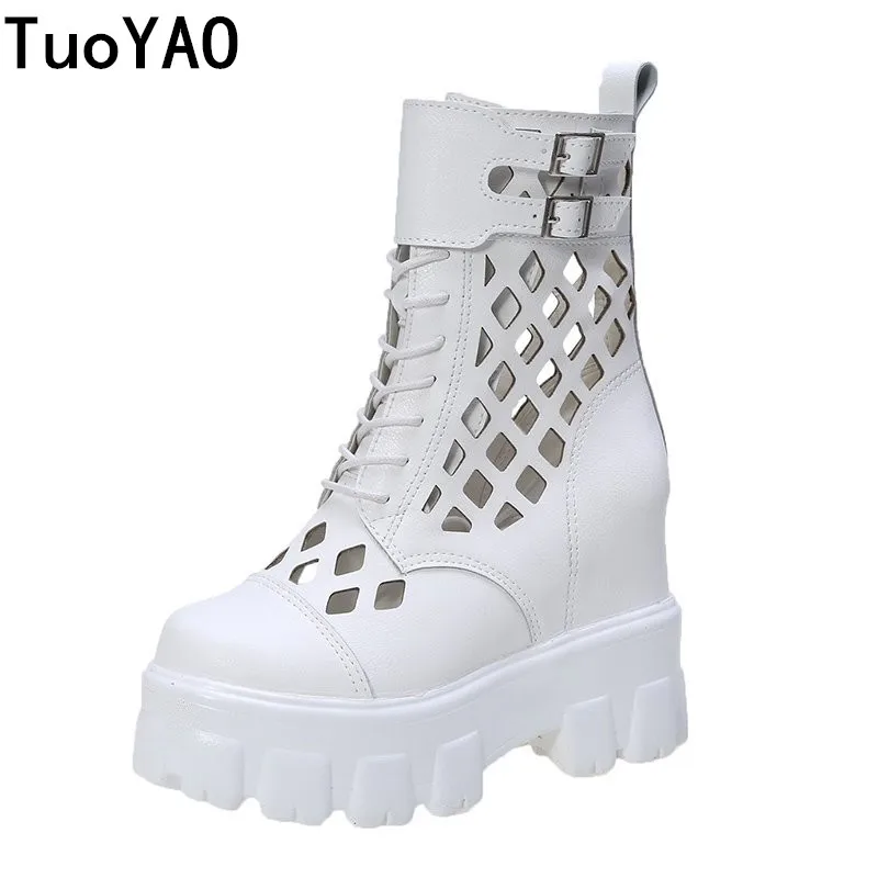 Женские ботинки на танкетке черные и белые до середины икры платформе с вырезами