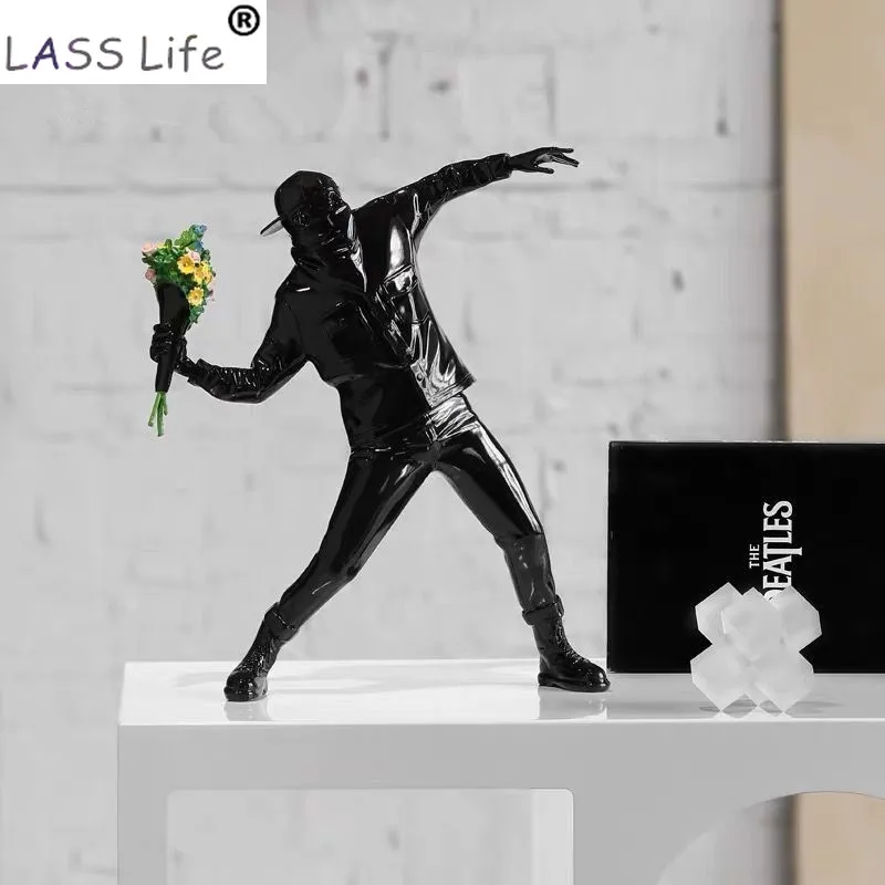 

Resin Statues Sculptures Banksy Flower Thrower Statue Bomber Collectible Modern Ornaments Figurine Home Decoration Accessories