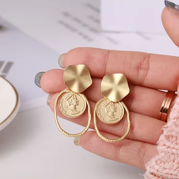 Gold Cold Queen Coin Circle Portrait Drop Earrings for Women Medusa Dangle Earring Party Vintage Jewelry Brincos Oorbellen 2020
Gold Cold Queen Coin Circle Portrait Drop Earrings for Women Medusa Dangle Earring Party Vintage Jewelry Brincos Oorbellen 2020