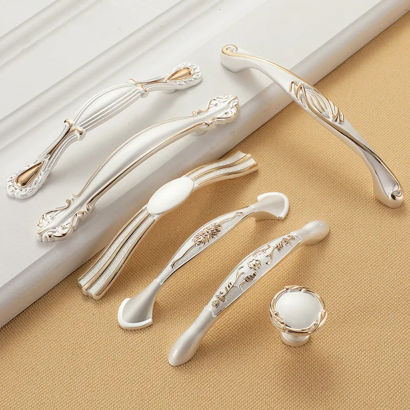 European Style Pearl White Gold Cabinet Handles Furniture Zinc Alloy Hardware Kitchen Cupboard Door Pulls Drawer Knobs 377
European Style Pearl White Gold Cabinet Handles Furniture Zinc Alloy Hardware Kitchen Cupboard Door Pulls Drawer Knobs 377