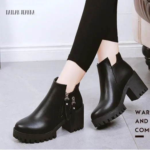2018 spring and autumn women's boots side zippers high heels Martin boots female round heads rough boots and Korean boots.
2018 spring and autumn women's boots side zippers high heels Martin boots female round heads rough boots and Korean boots.