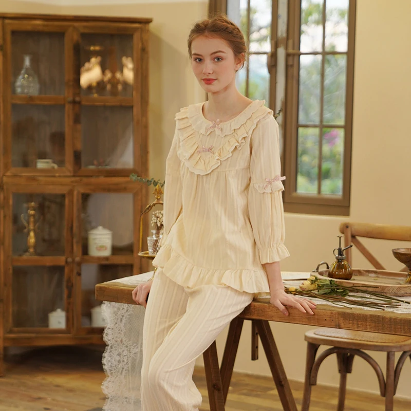 Spring pajama pantsuits are made of cotton and lovely bow-tie princess style home wear
Spring pajama pantsuits are made of cotton and lovely bow-tie princess style home wear