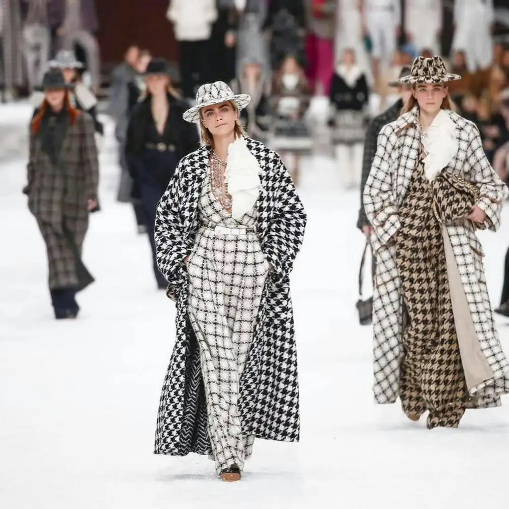Women Winter Long Coat Runway Brand Ladies Coats Beige Plaid Overcoat Black Houndstooth Tweed Coat Designer Woolen Coats Luxury
Women Winter Long Coat Runway Brand Ladies Coats Beige Plaid Overcoat Black Houndstooth Tweed Coat Designer Woolen Coats Luxury