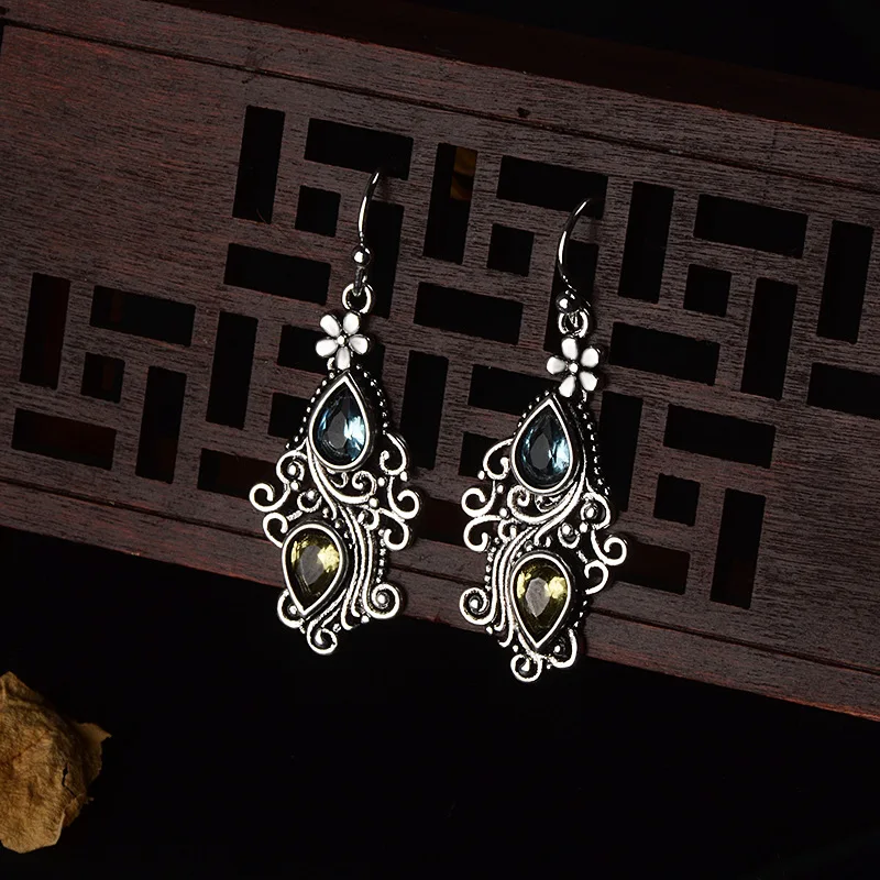 A Pair of Simple and Fashionable Water Drop Pear Shaped Earrings European and American Retro Sea Blue Crystal Earrings
A Pair of Simple and Fashionable Water Drop Pear Shaped Earrings European and American Retro Sea Blue Crystal Earrings