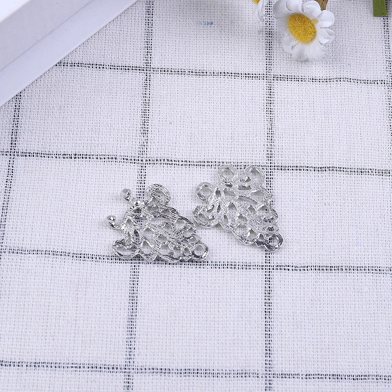 1 Pair Vintage Sweater Shawl Clip Dresses Cardigan Collar Clip Flower Patterns Clip For Women Girls Clothes Clips DWH5
1 Pair Vintage Sweater Shawl Clip Dresses Cardigan Collar Clip Flower Patterns Clip For Women Girls Clothes Clips DWH5
