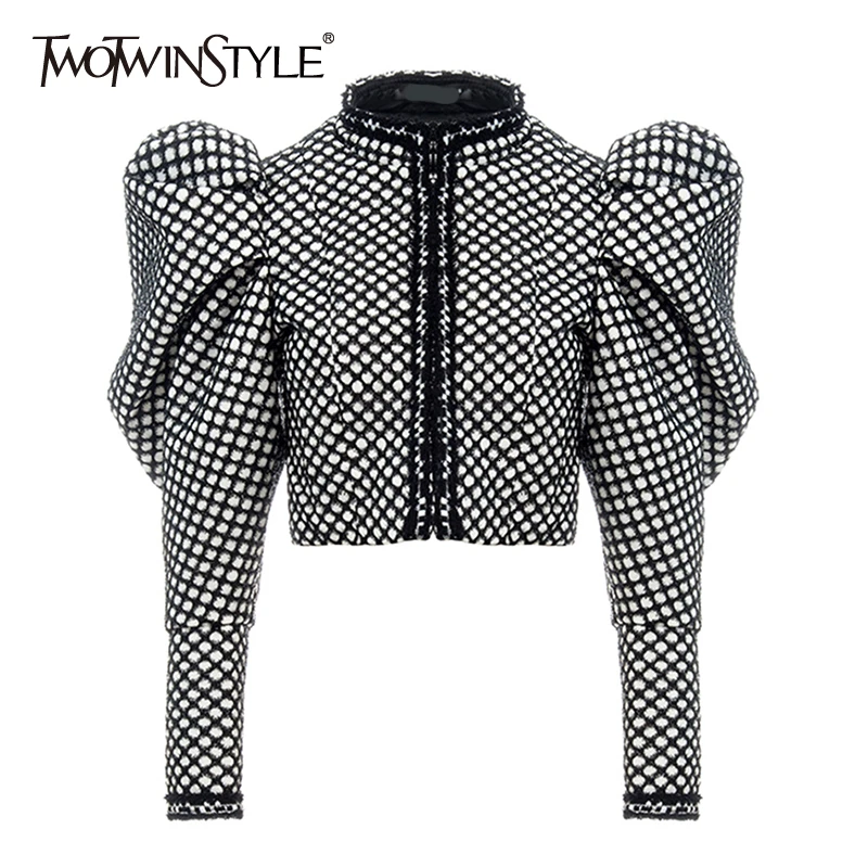Женское клетчатое пальто TWOTWINSTYLE короткое с круглым вырезом и пышными рукавами