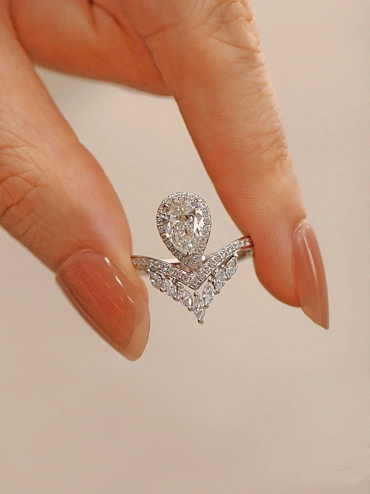 D color Moissanite diamond ring Female Water Drop V-shaped diamond sterling silver 1 carat high-end light luxury wedding ring
D color Moissanite diamond ring Female Water Drop V-shaped diamond sterling silver 1 carat high-end light luxury wedding ring