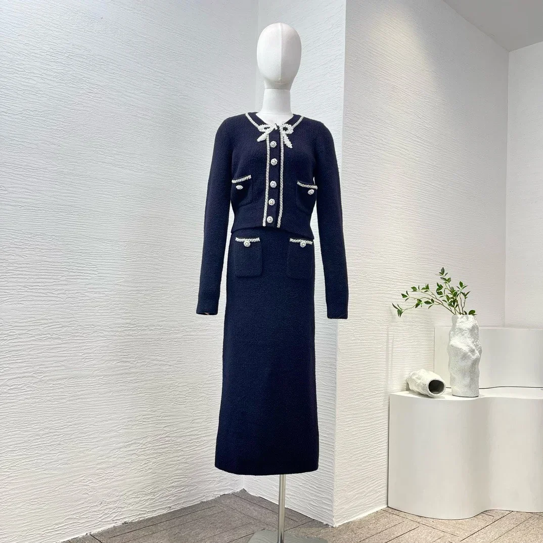 High Quality 2024 Elegant Pearls Deco Bow Black Long Sleeve Cardigan Tops Midi Skirt Sets for Women
High Quality 2024 Elegant Pearls Deco Bow Black Long Sleeve Cardigan Tops Midi Skirt Sets for Women