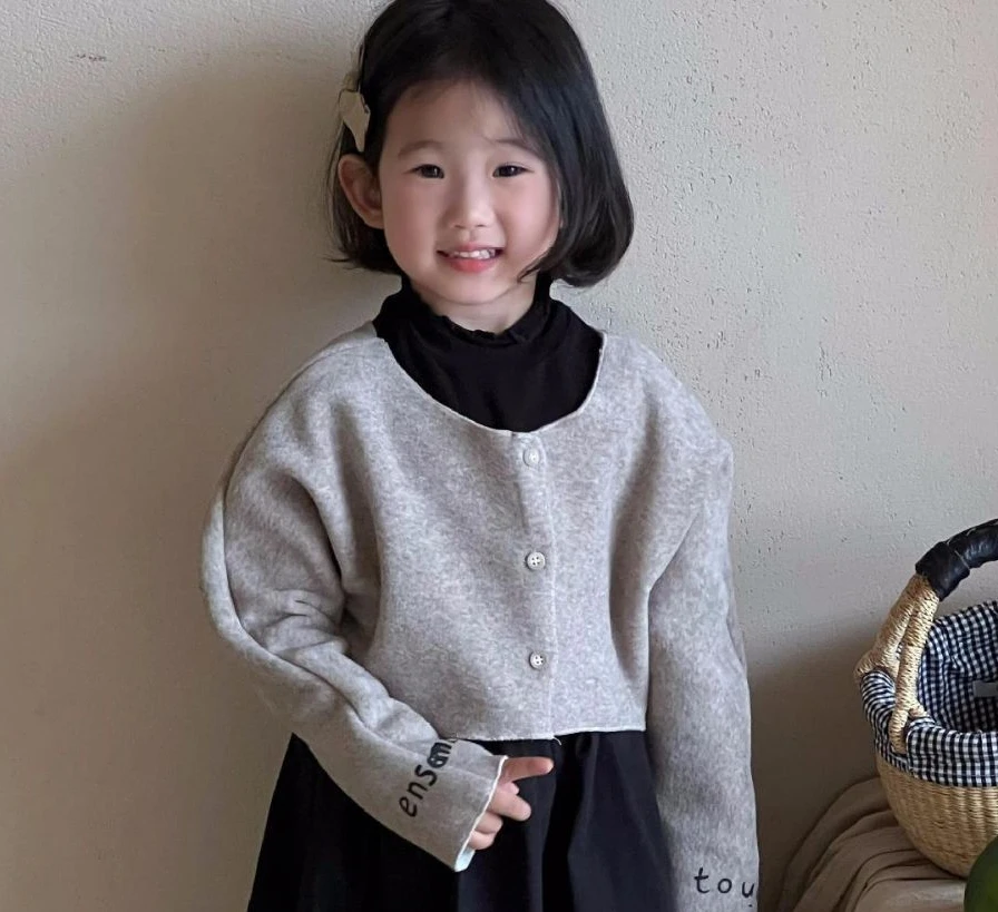 Outerwear Autumn New Korean Childrens Clothing Girls Coat Solid Printing Cardigan Soild Button Single Row Round Collar
Outerwear Autumn New Korean Childrens Clothing Girls Coat Solid Printing Cardigan Soild Button Single Row Round Collar