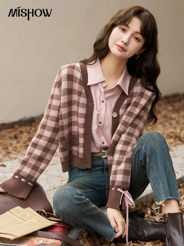 MISHOW Retro Academy Contrast Soft Plaid Knitted Top Autumn 2023 V-Neck Split cuffs with lace up Single Breasted Tops MXC43Z0114
MISHOW Retro Academy Contrast Soft Plaid Knitted Top Autumn 2023 V-Neck Split cuffs with lace up Single Breasted Tops MXC43Z0114