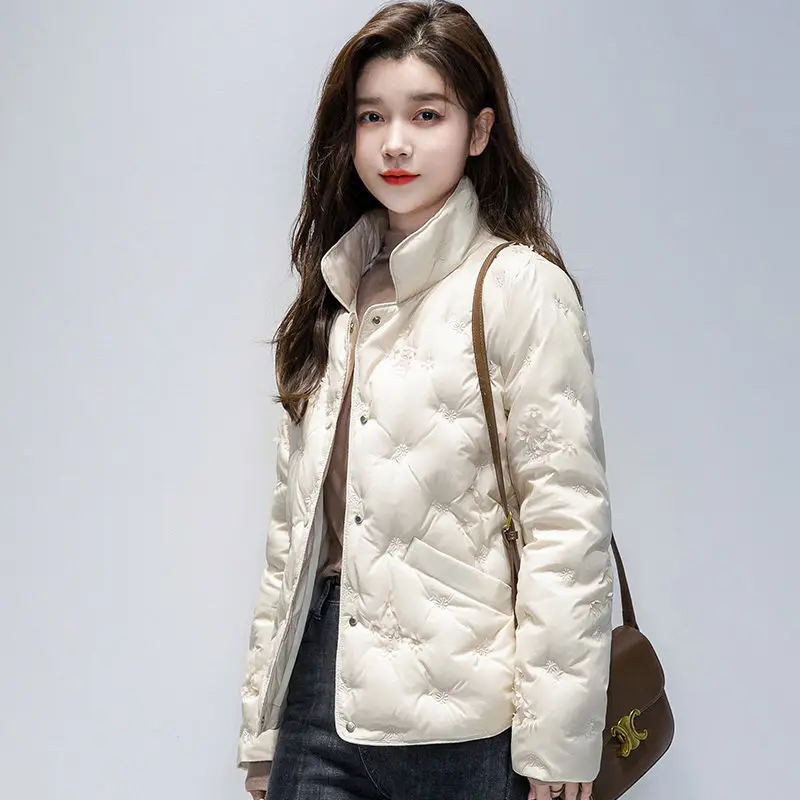 Lightweight Stand-up Collar down Jacket Women's Short 2023 Winter New Small White Duck down National Fashion Embroidered Coat Wa
Lightweight Stand-up Collar down Jacket Women's Short 2023 Winter New Small White Duck down National Fashion Embroidered Coat Wa