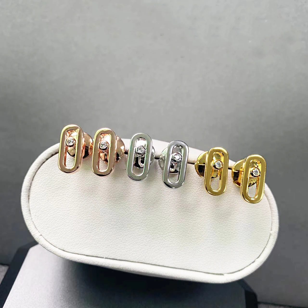 Luxury boutique jewelry, simple fashion s925 single diamond pendants women's earrings, more please open the video
Luxury boutique jewelry, simple fashion s925 single diamond pendants women's earrings, more please open the video