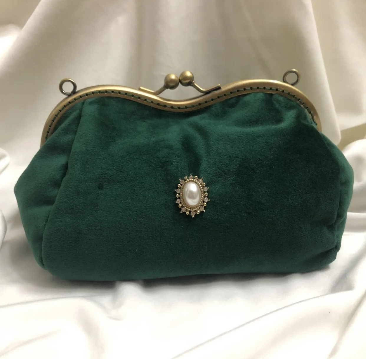 

Lost In Vintage Handmade and Retro Velvet Bag with Decorative Pearl Kiss-lock Evening Bag Clutch Winter Accessories Woven