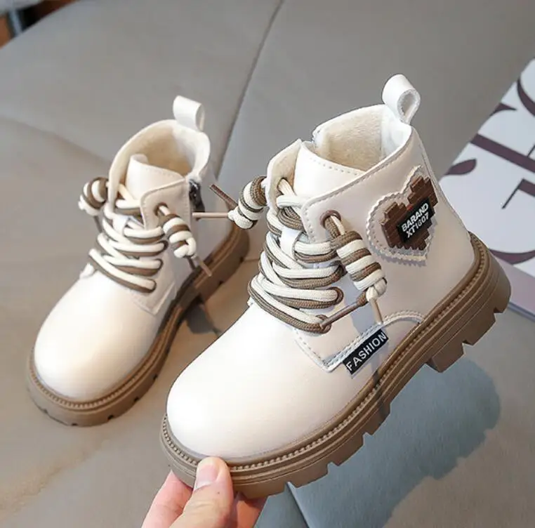 Ботинки для девочек, новинка 2023, Детские Зимние теплые плюшевые ботинки для снега, модные детские кожаные ботинки для мальчиков, повседневные кроссовки, Прямая поставка
Ботинки для девочек, новинка 2023, Детские Зимние теплые плюшевые ботинки для снега, модные детские кожаные ботинки для мальчиков, повседневные кроссовки, Прямая поставка