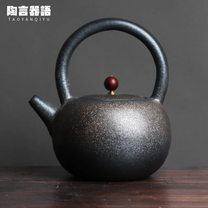 Japanese-style black gold tea handle teapot handmade raw ore pottery retro rough pottery cold water tea maker single pot
Japanese-style black gold tea handle teapot handmade raw ore pottery retro rough pottery cold water tea maker single pot