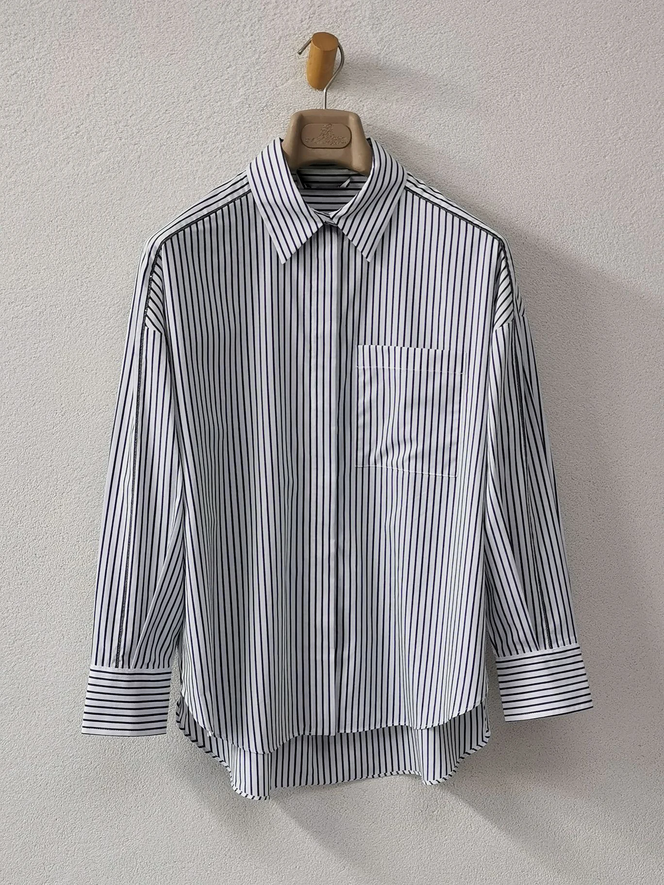 Офисная повседневная рубашка из хлопка в полоску
Офисная повседневная рубашка из хлопка в полоску