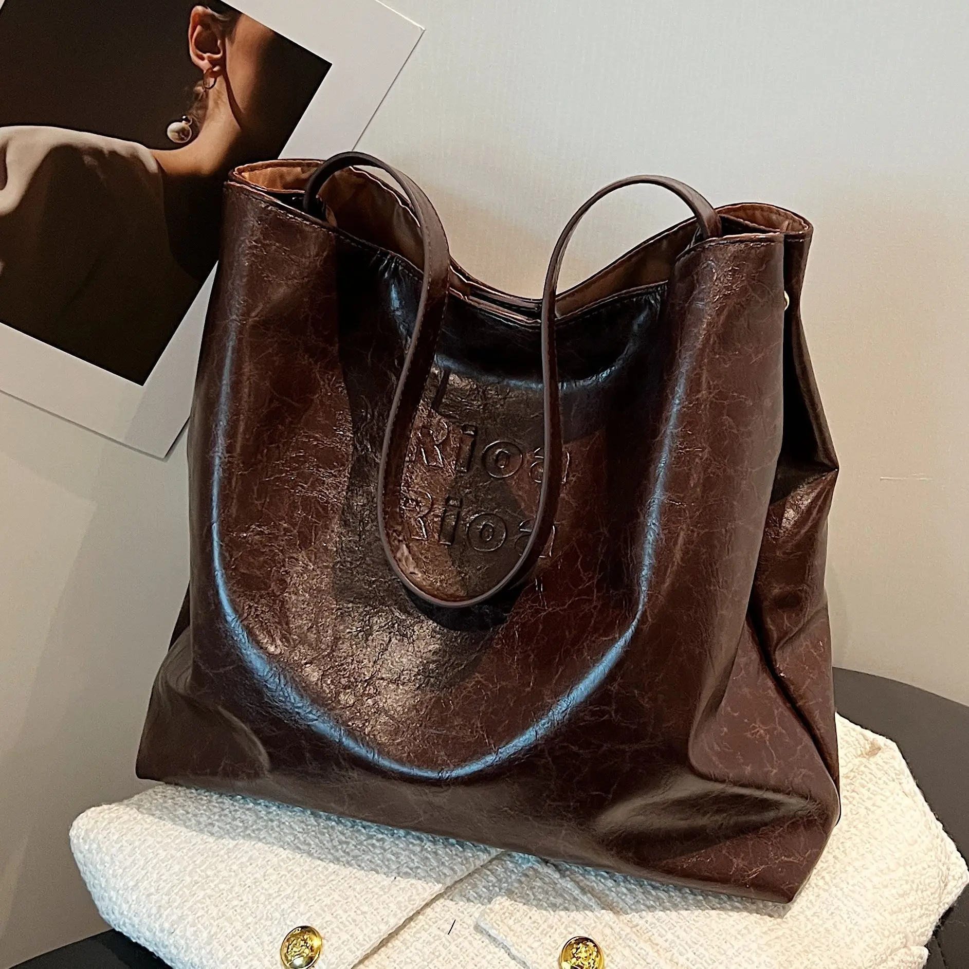 

2024 Winter Women's Handbag New Tide Bucket Bag Big Capacity Ladies Underarm Shoulder Bag Fashion Atmosphere Commute Tote Bag