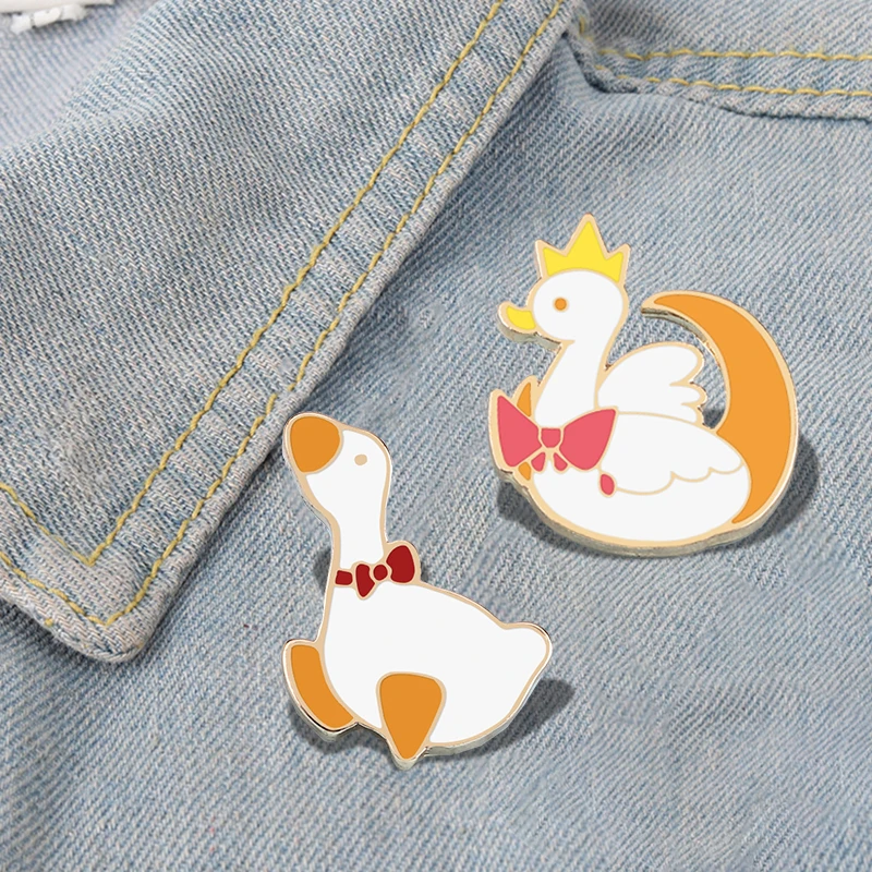 

Cartoon Yellow Duck Brooches Pride Big White Goose with Crown Enamel Pins Fashion Backpack Badges Clothes Jewelry Gifts for Kids