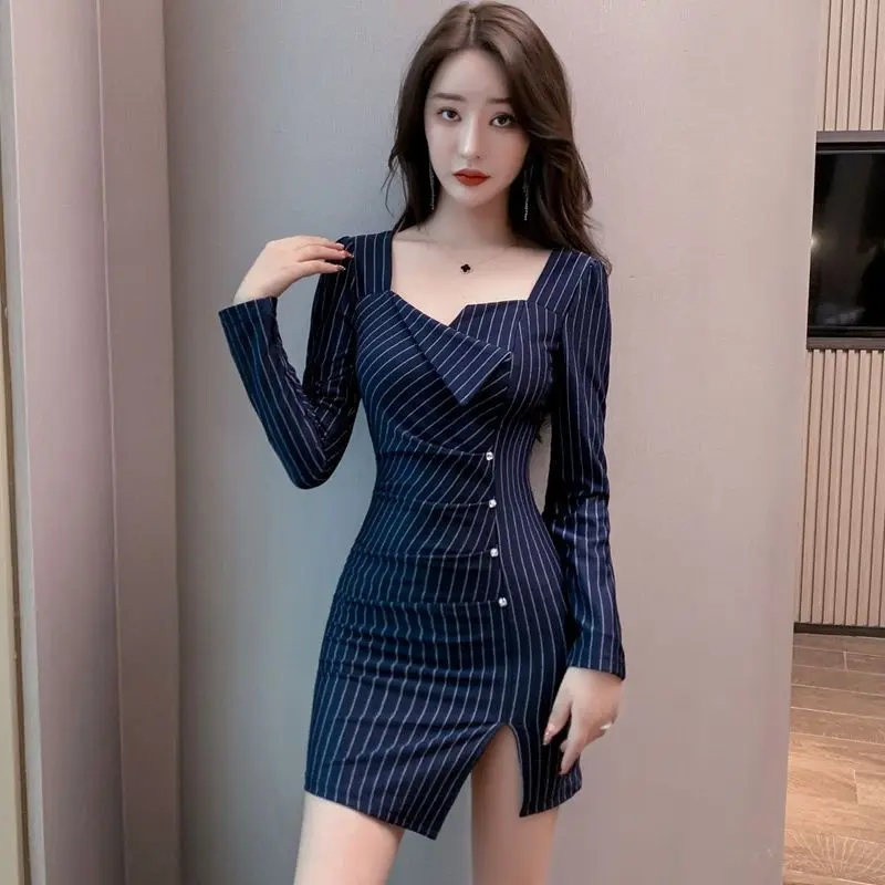 Covering The Belly, Showing Slimness, with A Slit and Buttocks Covering Skirt. Low Cut, Backless Dress
Covering The Belly, Showing Slimness, with A Slit and Buttocks Covering Skirt. Low Cut, Backless Dress