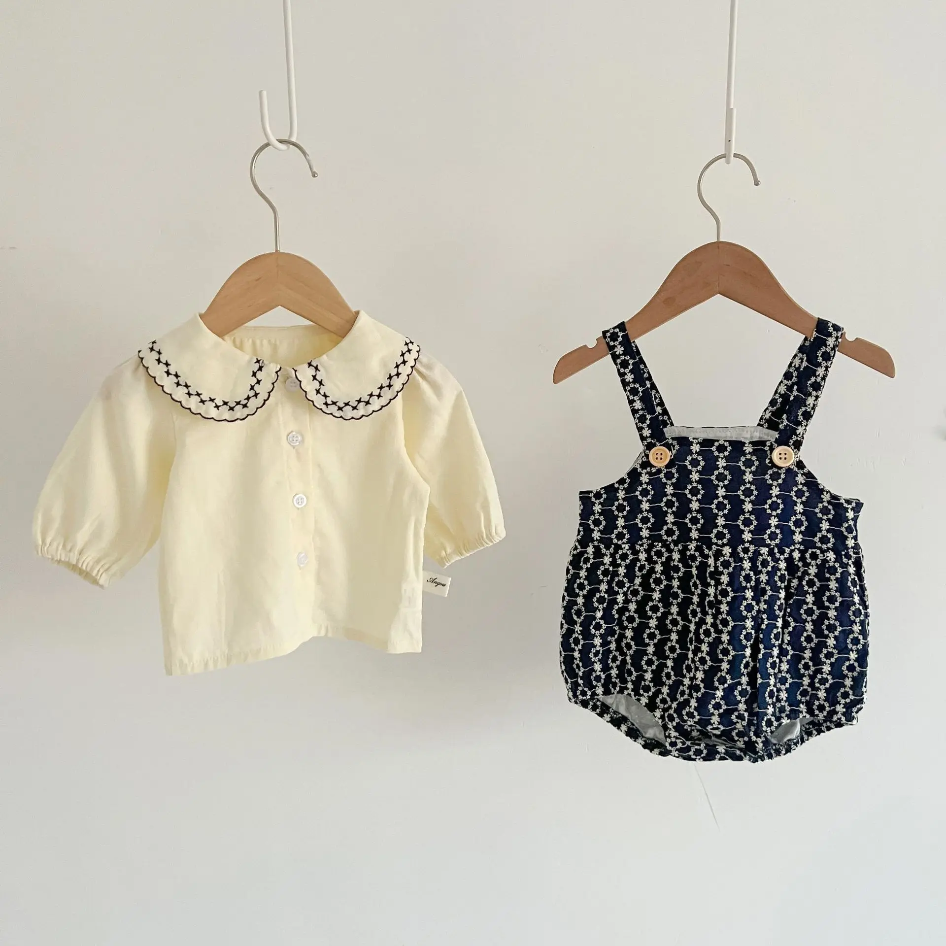 Autumn Baby Casual Set Girls Sweet Peter Pan Collar Single Breasted Tops + Thin Soft Cotton Overalls Retro Bodysuit 2pc Suit
Autumn Baby Casual Set Girls Sweet Peter Pan Collar Single Breasted Tops + Thin Soft Cotton Overalls Retro Bodysuit 2pc Suit