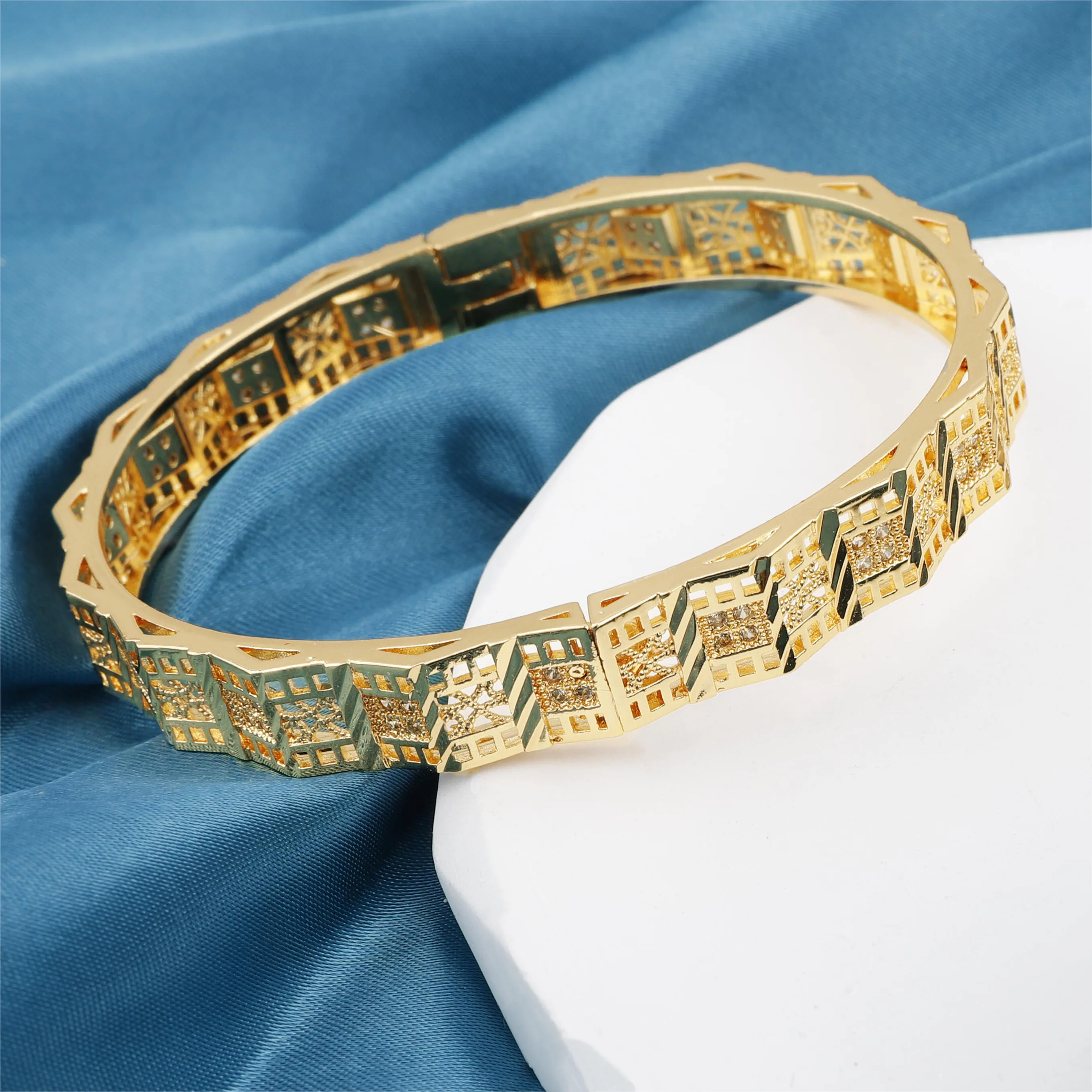 Saudi Arabian Women's Versatile Bracelet with Pattern Fashion Bracelet Luxury Pattern Complex Wedding Party Gift
Saudi Arabian Women's Versatile Bracelet with Pattern Fashion Bracelet Luxury Pattern Complex Wedding Party Gift