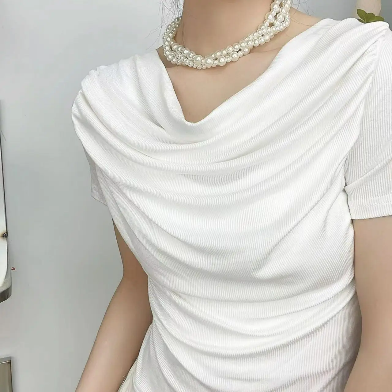Short sleeved T-shirt for women's oversized summer clothing, pure and chic, unique and slimming pleated top design
Short sleeved T-shirt for women's oversized summer clothing, pure and chic, unique and slimming pleated top design