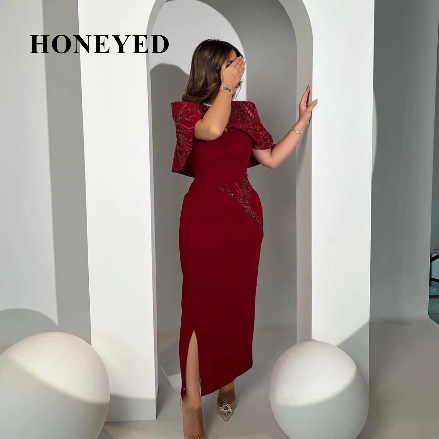 

Honeyed 2023 Red V-neck Satin Long Prom Dresses Sheath Beadings Saudi Arabic Split Ankle Length Evening Party Gowns