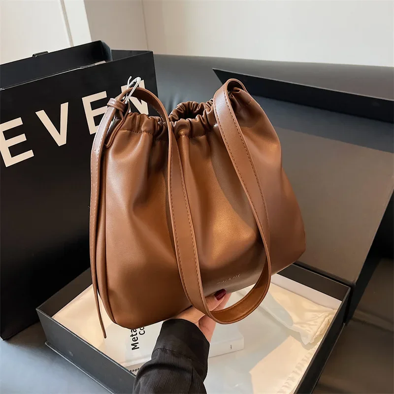 

South Korea Ins Niche Soft Leather Underarm for Women 2024 New Fashion All-Match Shoulder Crossbody Commuter Bucket Bag