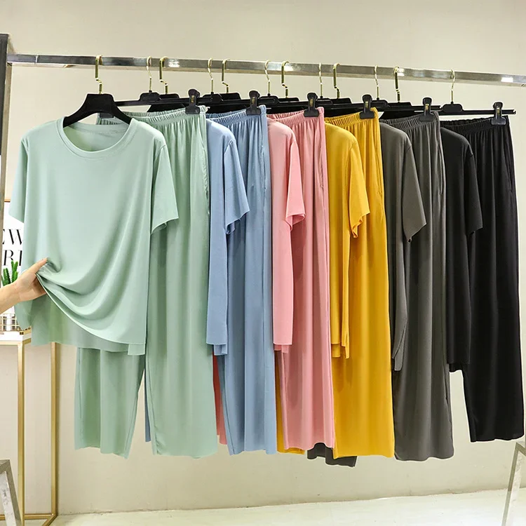 Женская футболка с коротким рукавом, длинными брюками и широкими штанинами 
Женская футболка с коротким рукавом, длинными брюками и широкими штанинами