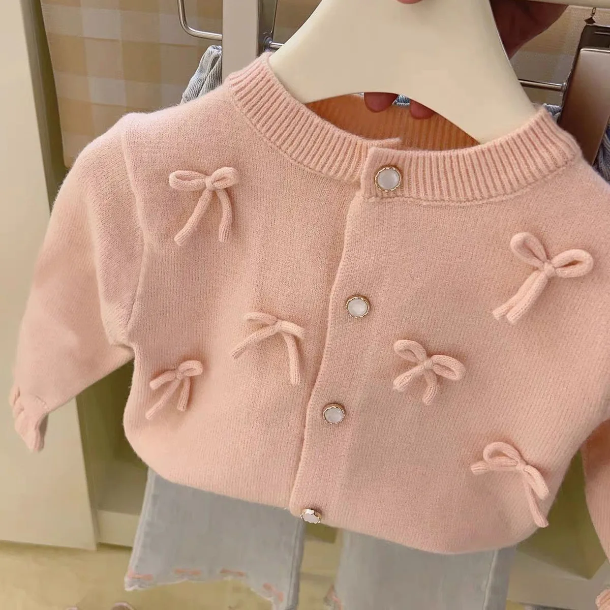 Baby Girls Sweater 2024 Spring and Autumn New Girl Bow Knit Cardigan Sweater Jacket Thin Sweet Top Korean Simple Casual Clothes
Baby Girls Sweater 2024 Spring and Autumn New Girl Bow Knit Cardigan Sweater Jacket Thin Sweet Top Korean Simple Casual Clothes