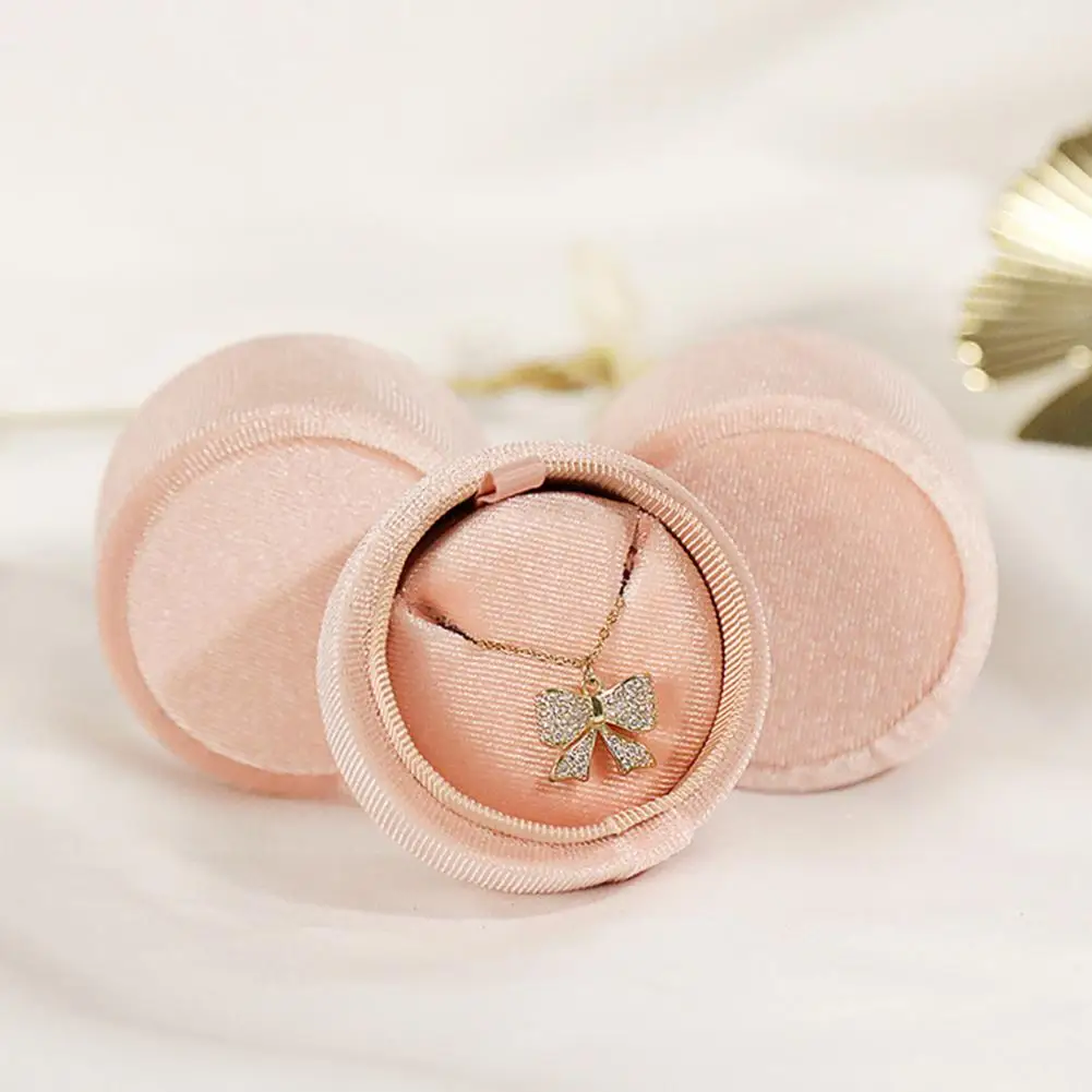 

Necklace Box Lidded Displaying Cylinder Delicate Flannel Engagement Ring Box for Present