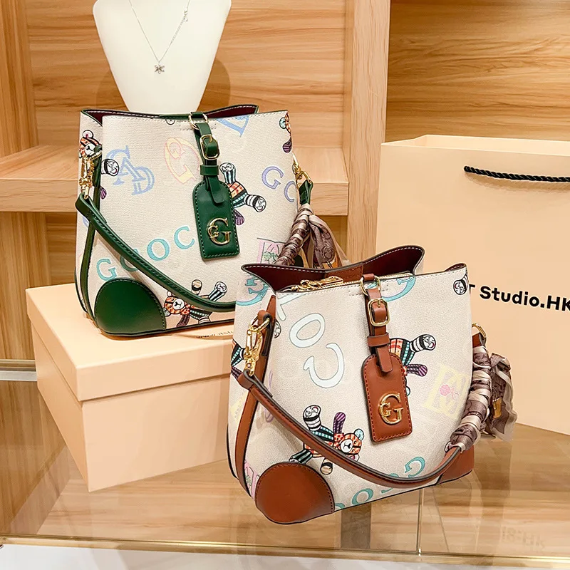 2024 Luxury Brand High Quality Large Capacity Handheld Bucket Bag Fashion Women's Printed One Shoulder Crossbody Bag
2024 Luxury Brand High Quality Large Capacity Handheld Bucket Bag Fashion Women's Printed One Shoulder Crossbody Bag