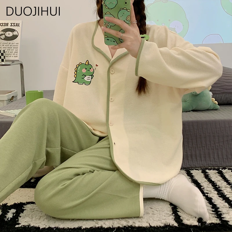 DUOJIHUI весенние забавные цветные женские пижамные комплекты из двух частей шикарный кардиган на пуговицах простые брюки модные повседневные домашние пижамы для женщин
DUOJIHUI весенние забавные цветные женские пижамные комплекты из двух частей шикарный кардиган на пуговицах простые брюки модные повседневные домашние пижамы для женщин