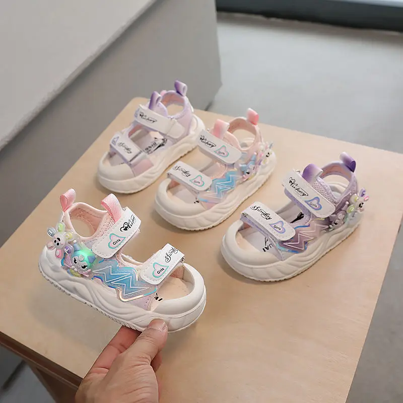 2024 New Kuromi Baotou Sandals Sanrio Kawaii Anime Summer Sweet Cute Cartoon Babys Light Up Walking Sports Beach Shoes Kid Gift
2024 New Kuromi Baotou Sandals Sanrio Kawaii Anime Summer Sweet Cute Cartoon Babys Light Up Walking Sports Beach Shoes Kid Gift