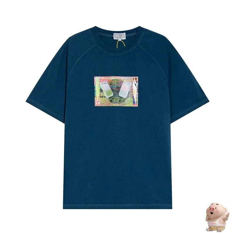 Новая красочная футболка с абстрактным рисунком CAV EMPT C.E, тяжелая ткань, хлопковая темно-синяя футболка CAVEMPT, свободные Сращенные футболки, топы
Новая красочная футболка с абстрактным рисунком CAV EMPT C.E, тяжелая ткань, хлопковая темно-синяя футболка CAVEMPT, свободные Сращенные футболки, топы