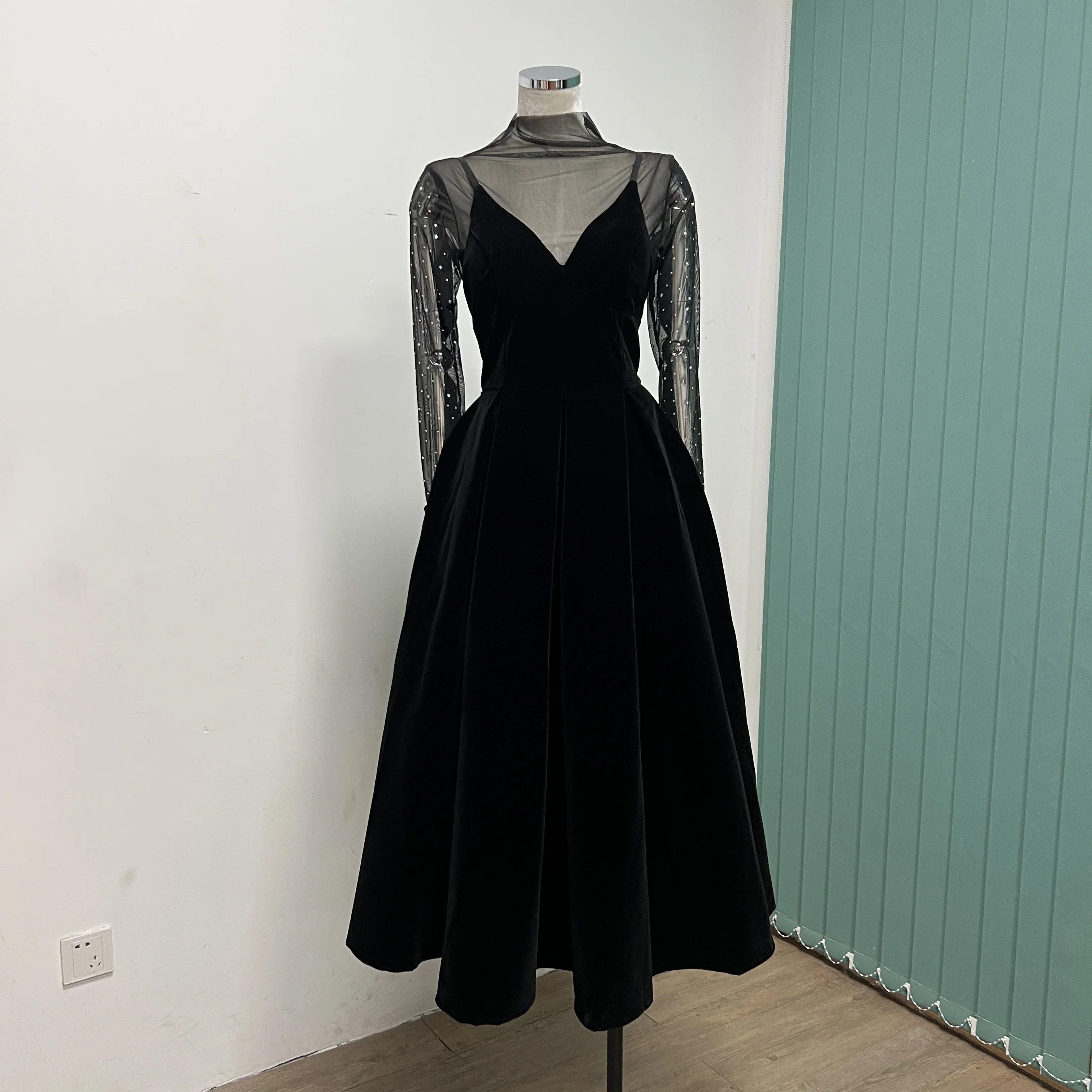 New Australian fashion elegant retro high-grade velvet double V-neck dress suspender dress dress
New Australian fashion elegant retro high-grade velvet double V-neck dress suspender dress dress