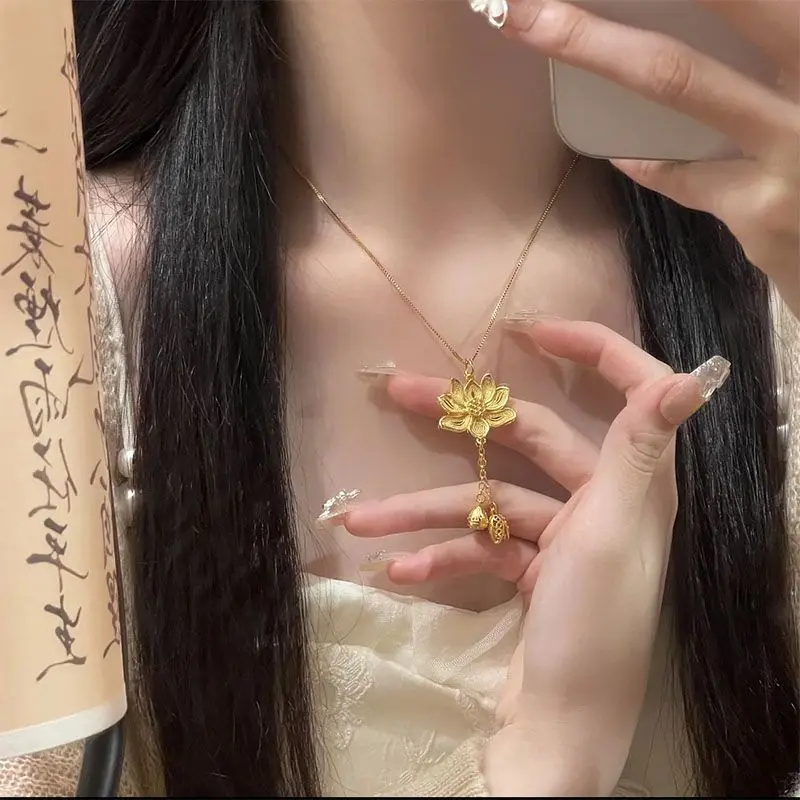 UMQ Original Retro Lotus Necklace Minority All-Match Yellow Gold Lotus Clavicle Chain Pendant Gifts for Girlfriend
UMQ Original Retro Lotus Necklace Minority All-Match Yellow Gold Lotus Clavicle Chain Pendant Gifts for Girlfriend