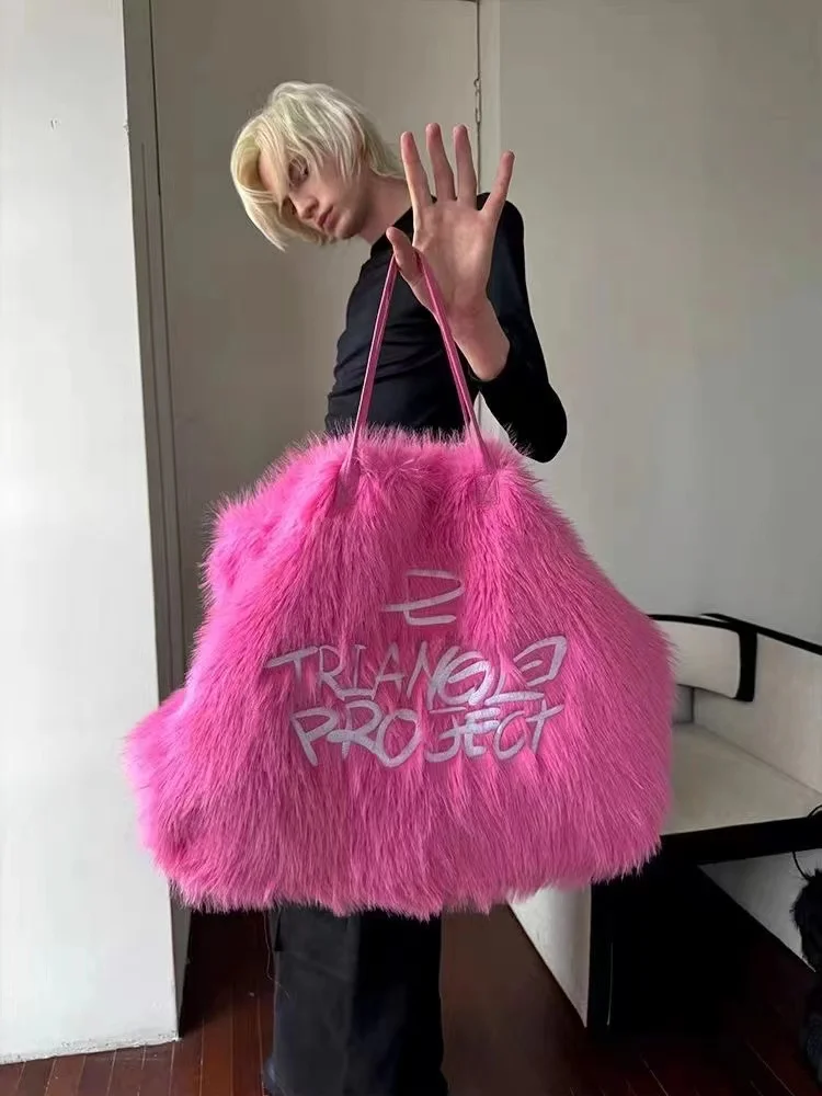 

Сумка-тоут из искусственного меха с надписью Pink, черная плюшевая вместительная зимняя пушистая Большая квадратная сумочка унисекс на плечо, Y2k меховые сумки