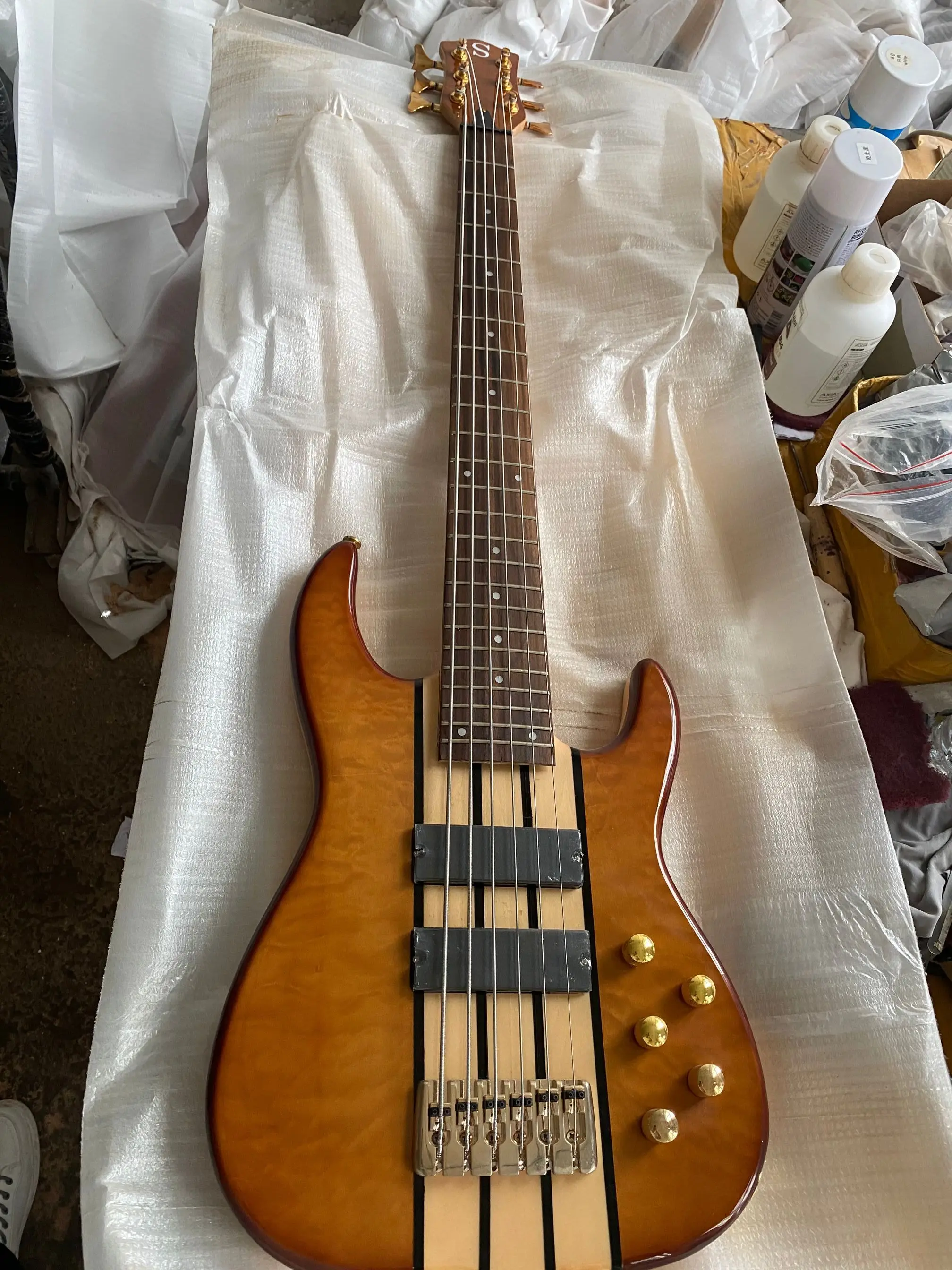 

Hand Made 6 String Electric Guitar Bass Natural Brown Burst Quilt Maple Top Active Pickups 24 Frets Maple Body Fretboard