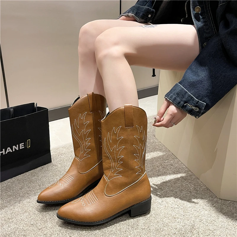 2023 Shoes for Female Embroider Women's Mid-Calf Boots Square Heel Pointed Toe Women's Shoes Hot Sale Plus Size Ladies Boots
2023 Shoes for Female Embroider Women's Mid-Calf Boots Square Heel Pointed Toe Women's Shoes Hot Sale Plus Size Ladies Boots