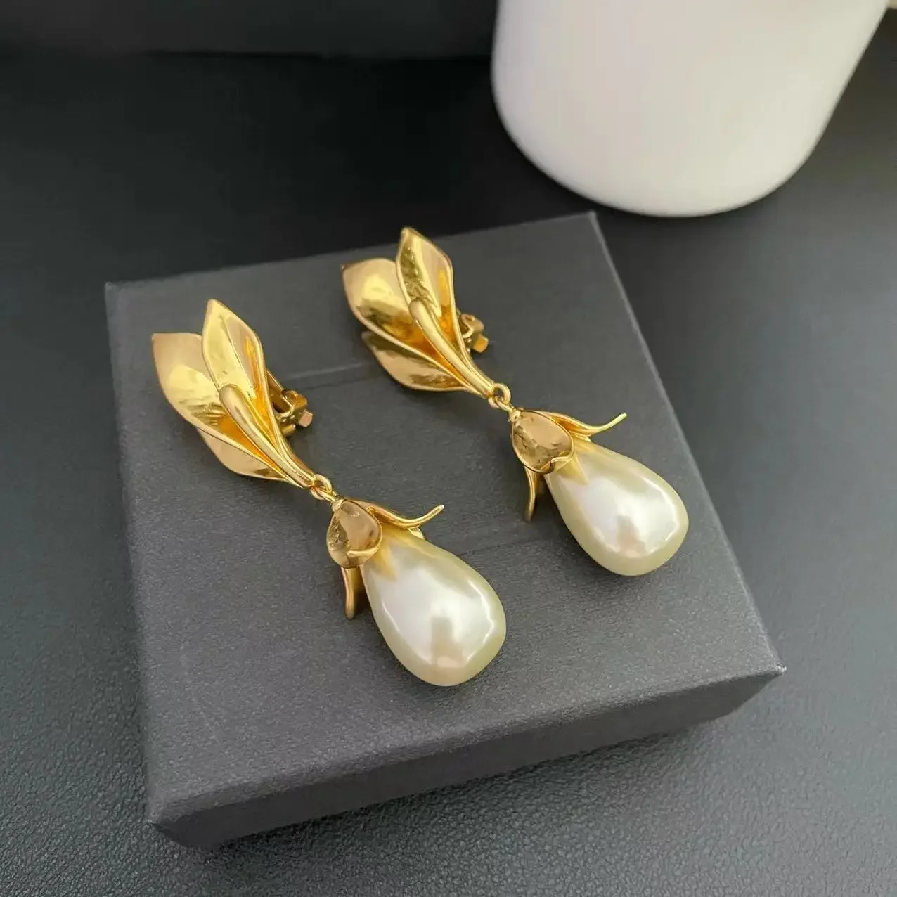 New French Women Luxury Retro Leaf Flower Modeling Simple Temperament Fashion All Matching Pearl Ear Clip Earrings
New French Women Luxury Retro Leaf Flower Modeling Simple Temperament Fashion All Matching Pearl Ear Clip Earrings