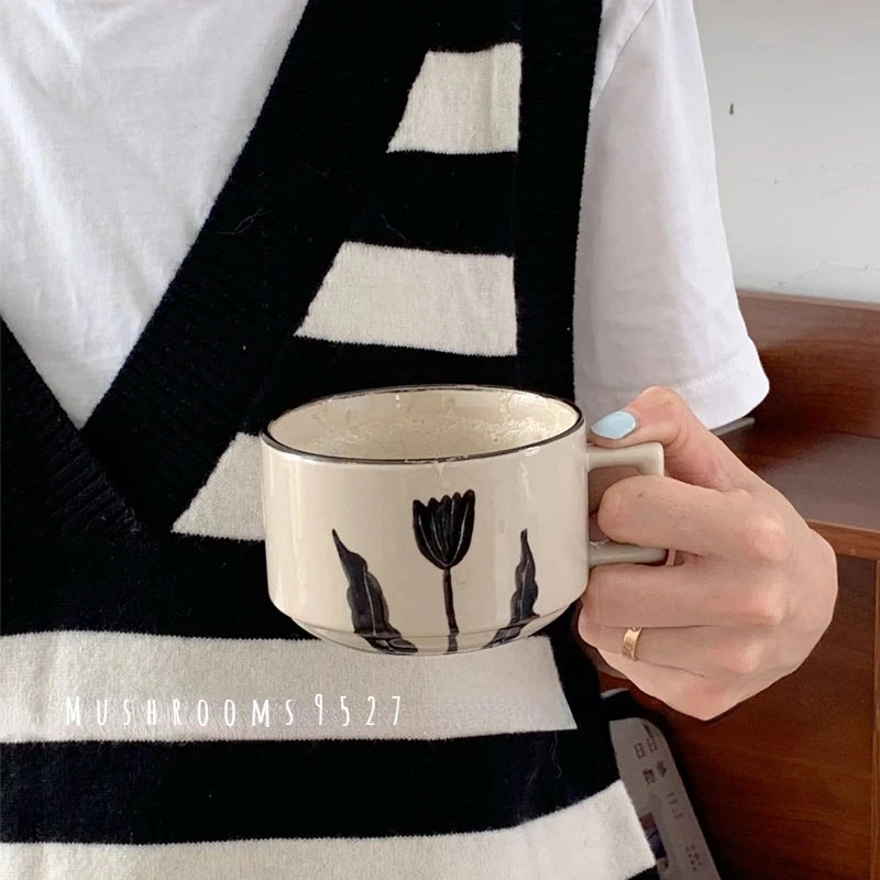 

Японская керамическая кружка в стиле ретро с ручной росписью и черными цветами, кофейная кружка с квадратной ручкой, чашка для завтрака и молока, посуда