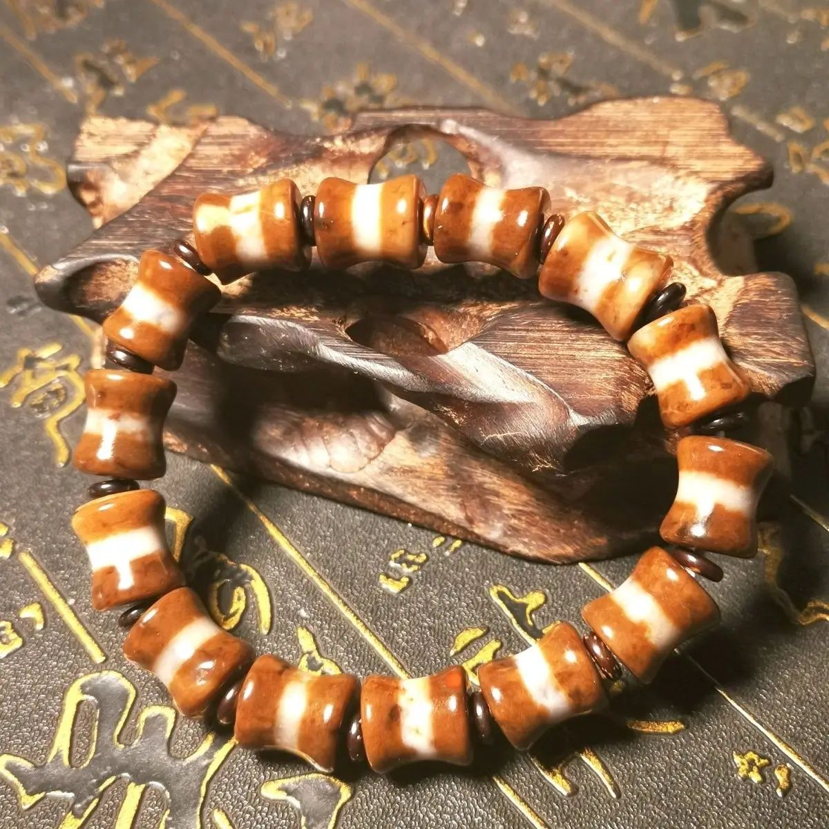 Tibet High Oil Wrapped Syrup First line Pharmacist Bamboo Joint Tianzhu Dzi Men's and Women's Bracelet Agate Bracelet
Tibet High Oil Wrapped Syrup First line Pharmacist Bamboo Joint Tianzhu Dzi Men's and Women's Bracelet Agate Bracelet