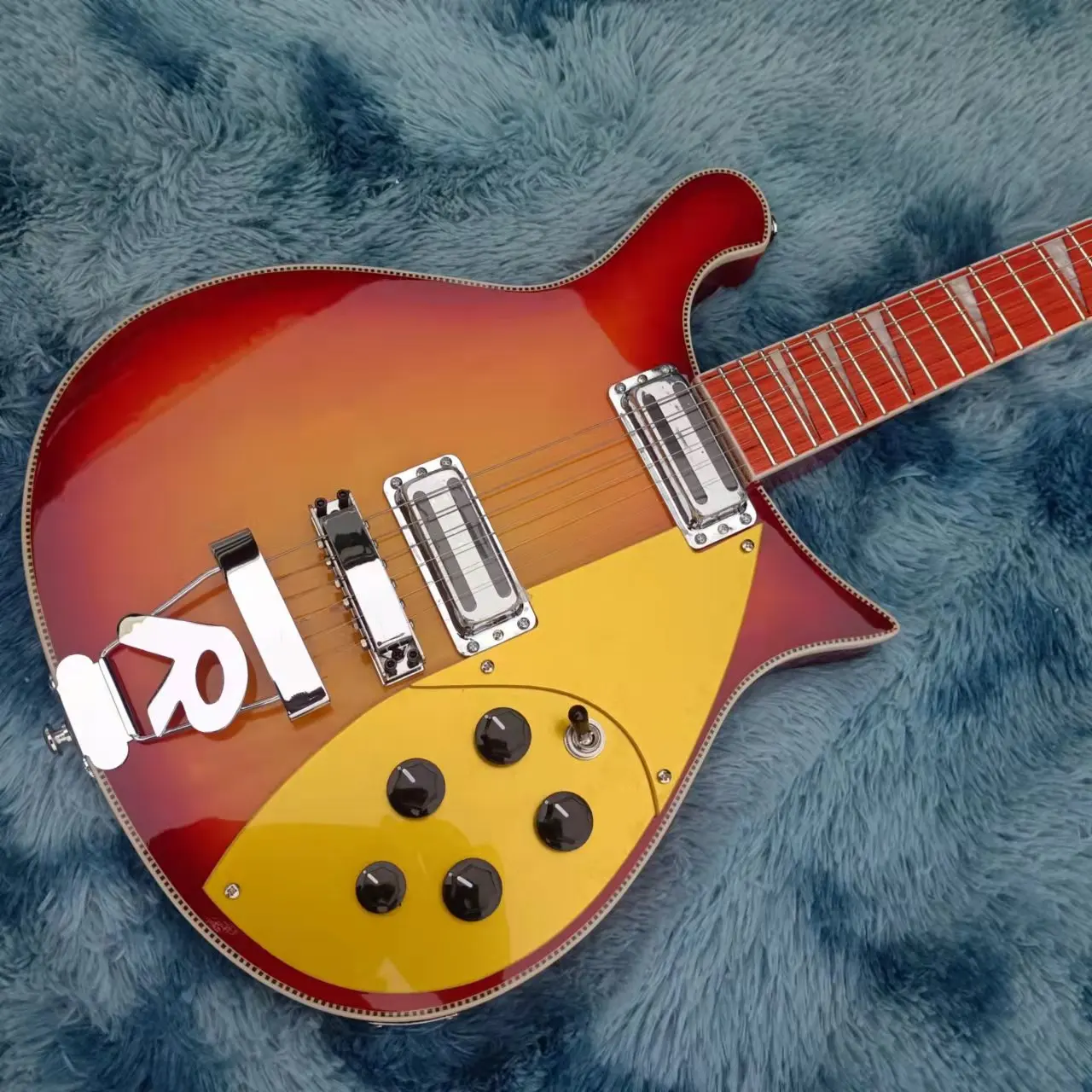 2022!NEW!6 string 660 electric guitar, gold guard, tail board bridge, cherry burst color, mahogany fingerboard
2022!NEW!6 string 660 electric guitar, gold guard, tail board bridge, cherry burst color, mahogany fingerboard