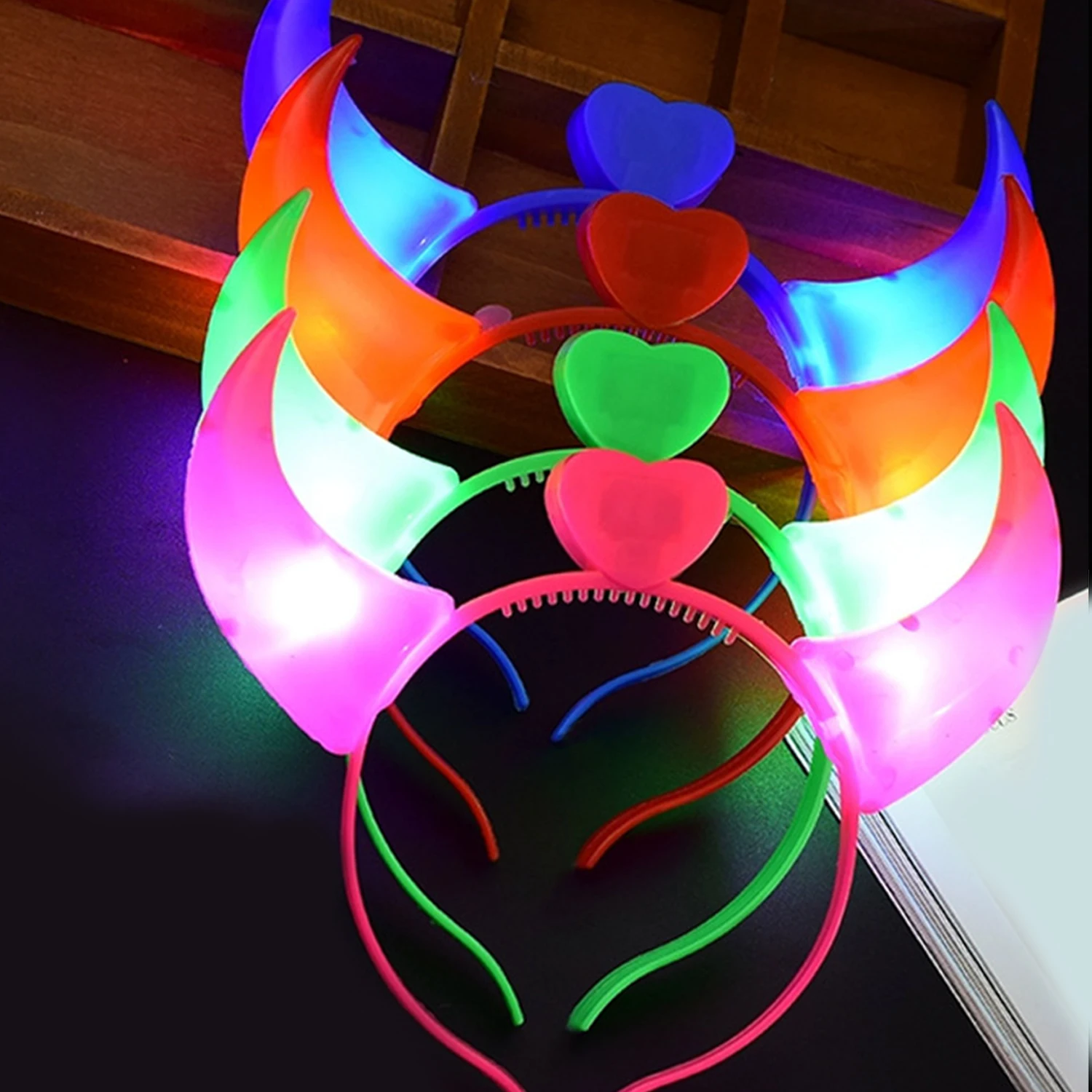 LED Luminous Cow Horn Lamp Hair Hoop Girls Women Kids Plastic Non-slip Glow Headband Head Button LED Light Hair Band For Party
LED Luminous Cow Horn Lamp Hair Hoop Girls Women Kids Plastic Non-slip Glow Headband Head Button LED Light Hair Band For Party