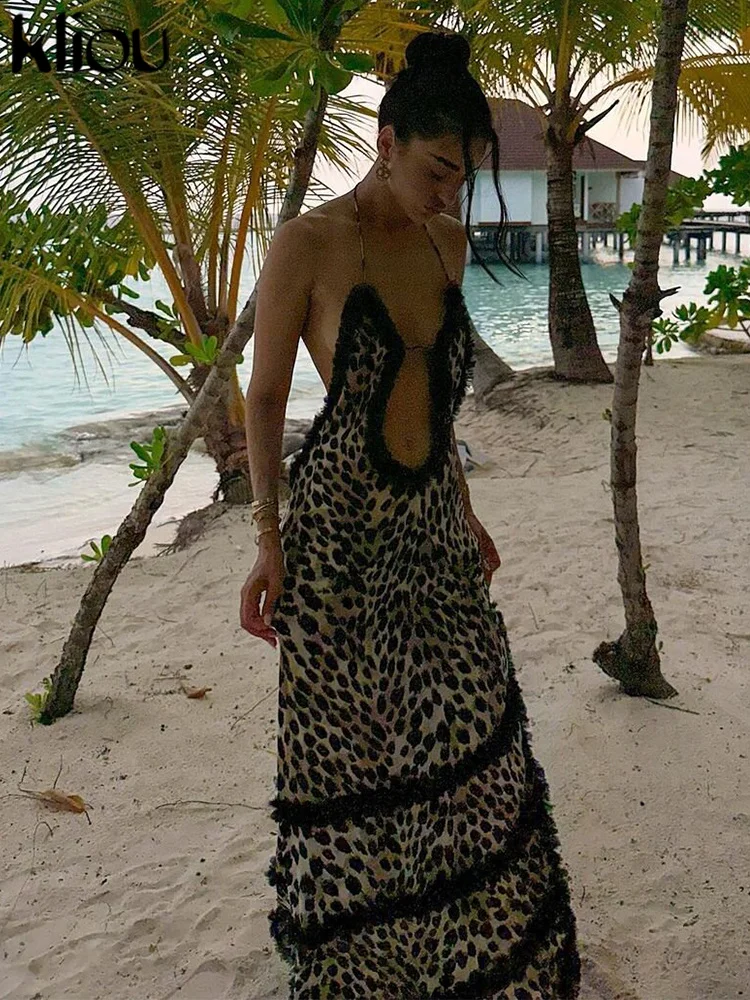 Женское платье-макси с леопардовым принтом и открытой спиной
Женское платье-макси с леопардовым принтом и открытой спиной