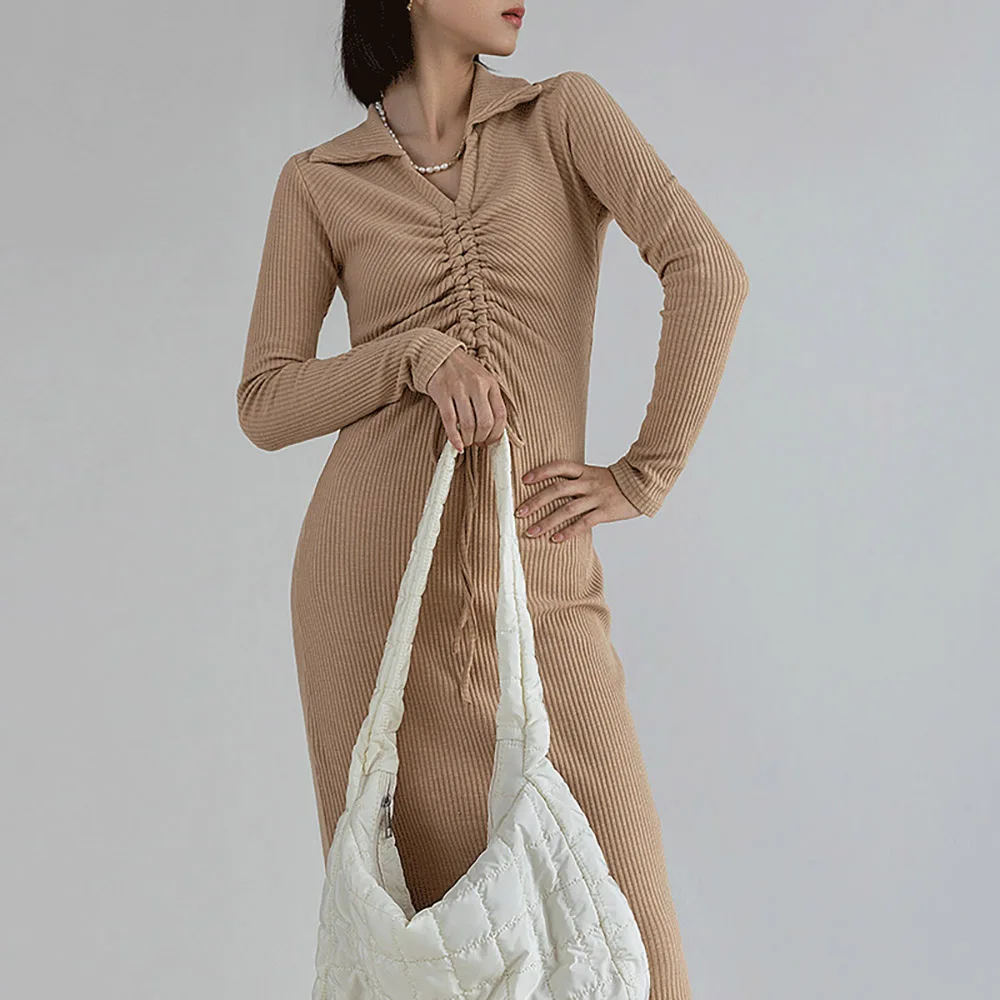 

Женское трикотажное платье-свитер средней длины, с V-образным вырезом
