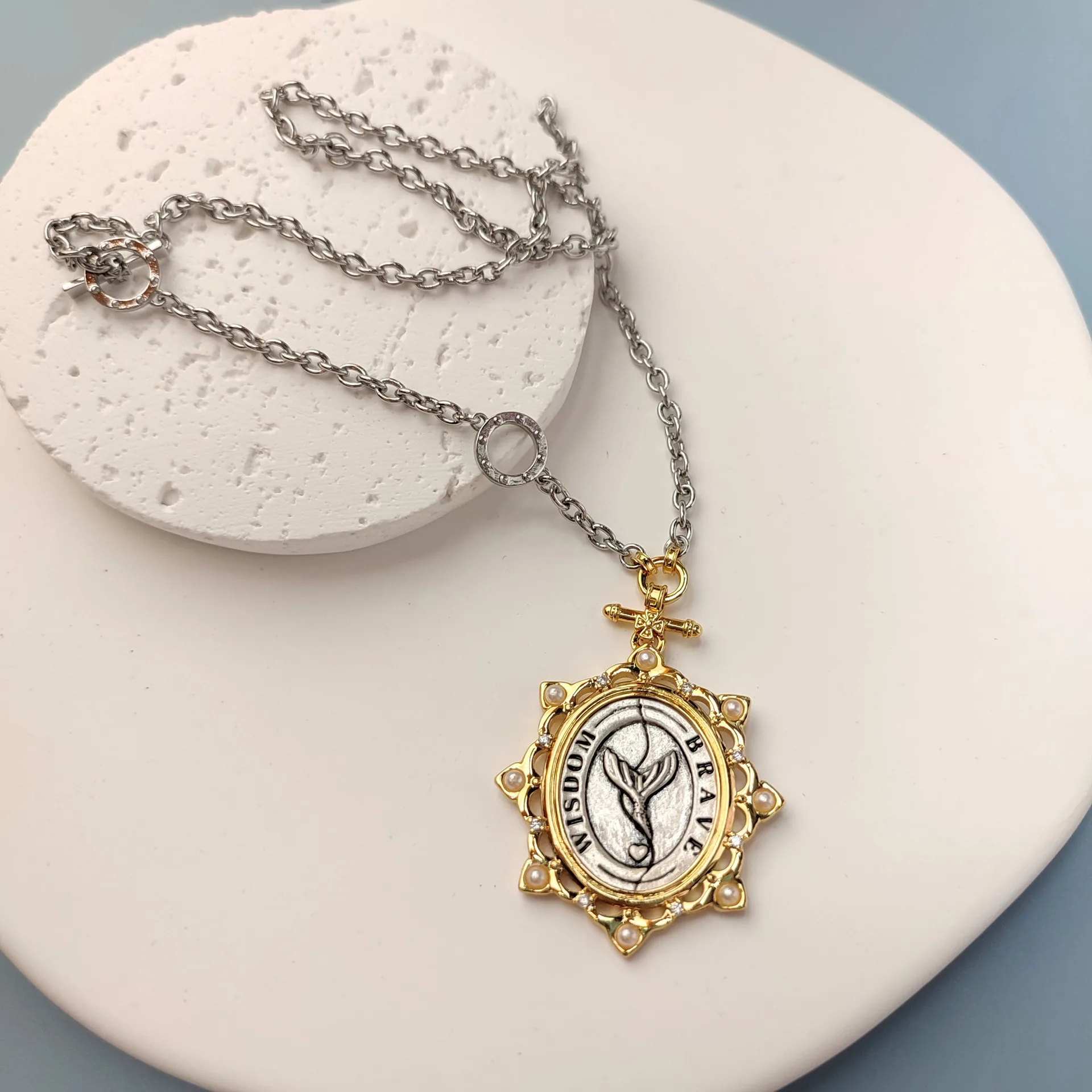 Latest Geometric Shapes Chokers Decorated by Cubic Zirconia and Stars Fashion Jewelry Necklaces for Women
Latest Geometric Shapes Chokers Decorated by Cubic Zirconia and Stars Fashion Jewelry Necklaces for Women